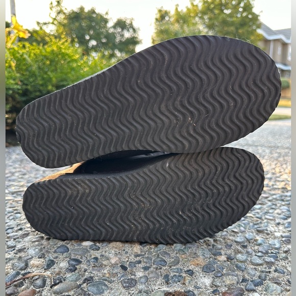 Old Navy Black Faux Fur Boots size 7 - Picture 4 of 4